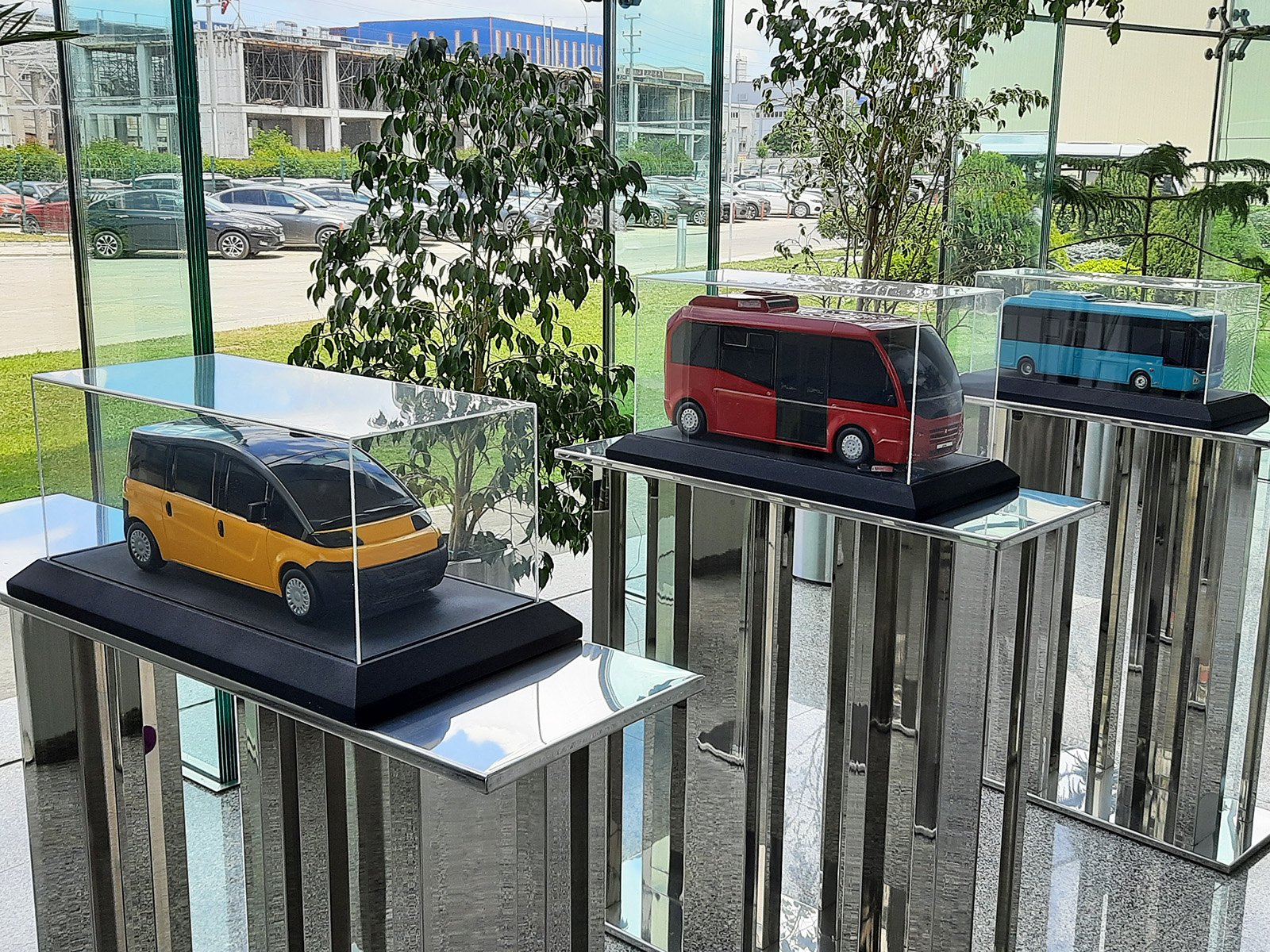 Előtérben a 2009-ben New York számára fejlesztett taxi, a háttérben a Karsan Jest és Star típusok makettjei