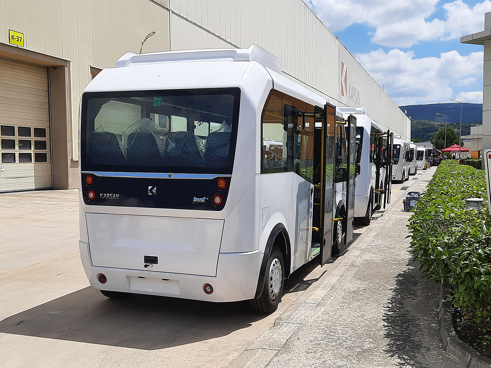 A sikertermék: kiszállításra kész Karsan Jest+ minibuszok a gyárudvaron