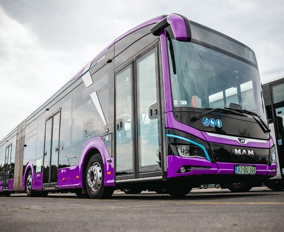 Veszprémben áll forgalomba az ország első csuklós villanybusza