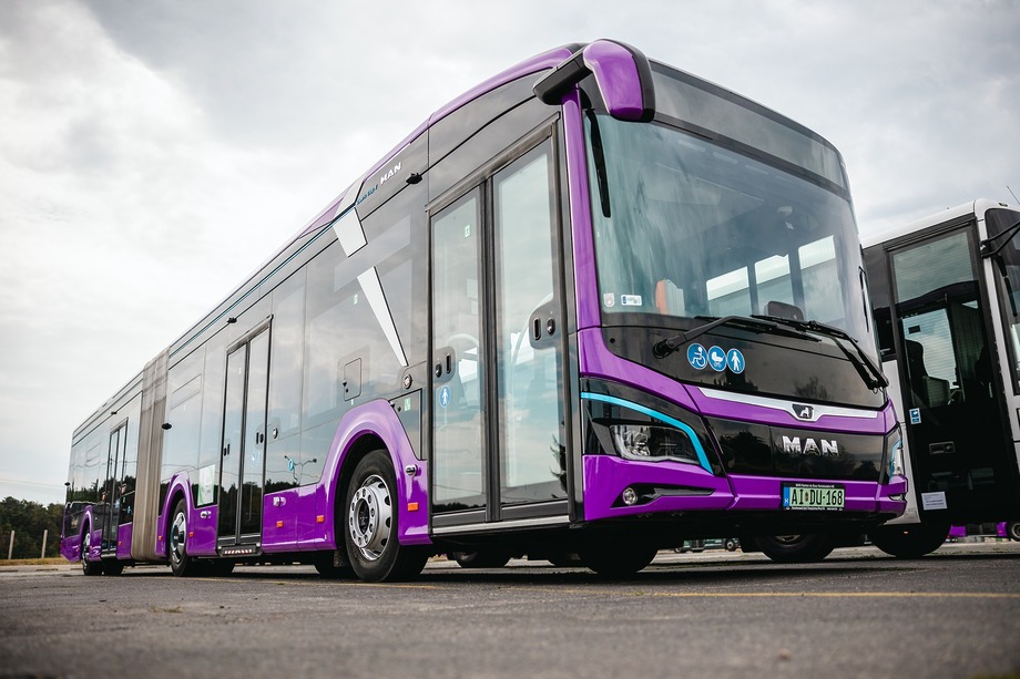 Veszprémben áll forgalomba az ország első csuklós villanybusza