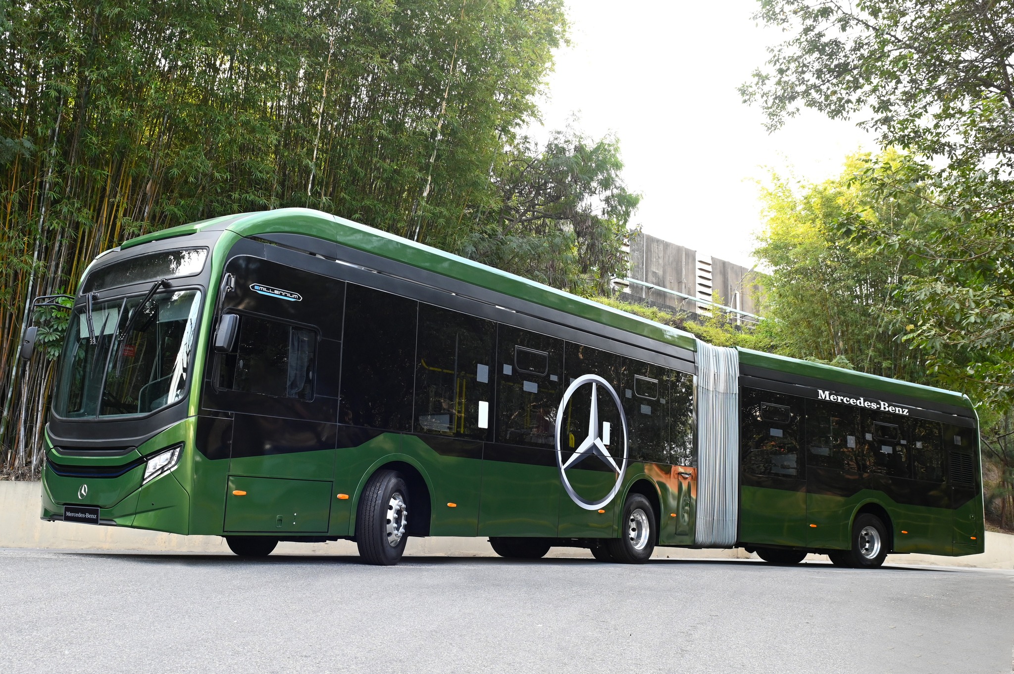 Bemutatta elektromos önjáró alvázának csuklós változatát a Mercedes-Benz