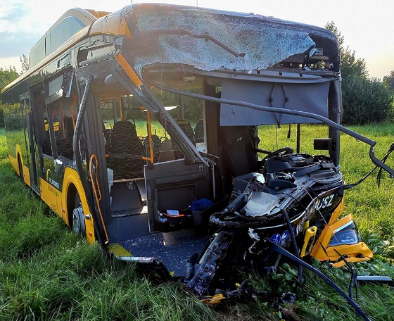 Egy busz és egy nyerges vontató ütközött össze a 86-os főúton