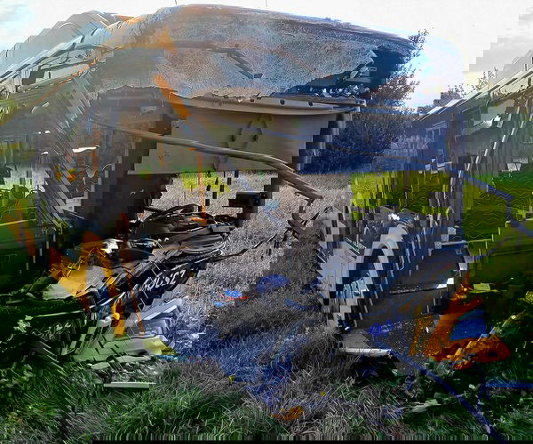 Egy busz és egy nyerges vontató ütközött össze a 86-os főúton