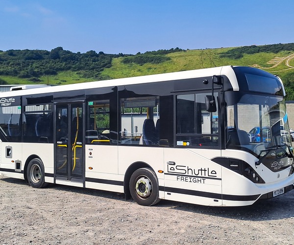 Kétoldali utasajtós Enviro200-asokat adott át az Alexander Dennis