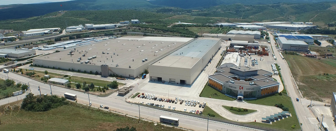 A Karsan fő gyára madártávlatból. Jobbra a gyakran fotózási helyszínként is szolgáló főépület
