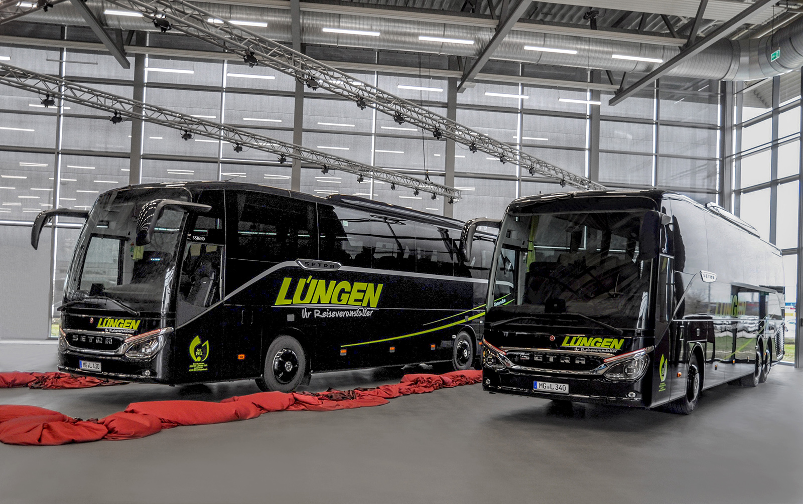 Kettő az Omnibus-Reisen Günter Lüngen által vásárolt négy Setra S 516 HD közül