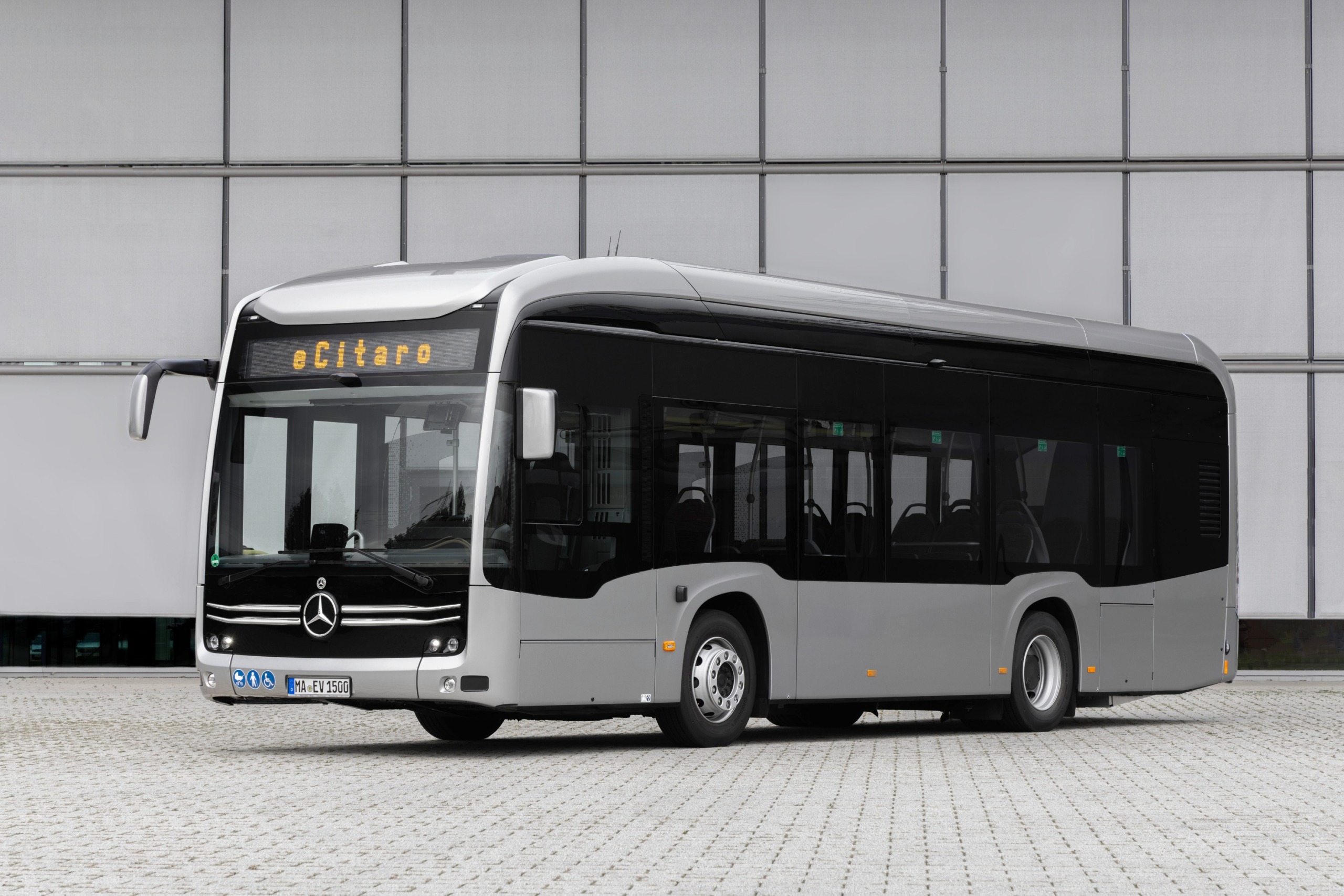 A hannoveri IAA kiálltáson tartja világpremierjét a Mercedes-Benz eCitaro K 2 24DT172 009 1