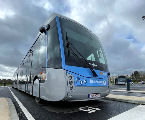 A Hess fejezi be a gyártósoron ragadt duplacsuklós Van Hool villanybuszokat