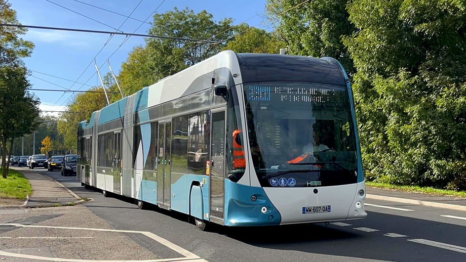 Megkezdődtek Nancy Hess duplacsuklós trolibuszainak próbafutásai