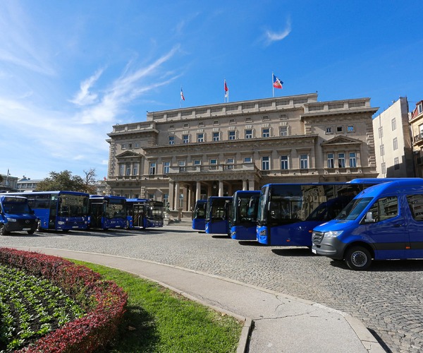Nyolcvan millió dinárért borulnak éjkék színbe a buszok Belgrádban