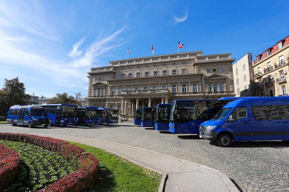 Nyolcvan millió dinárért borulnak éjkék színbe a buszok Belgrádban