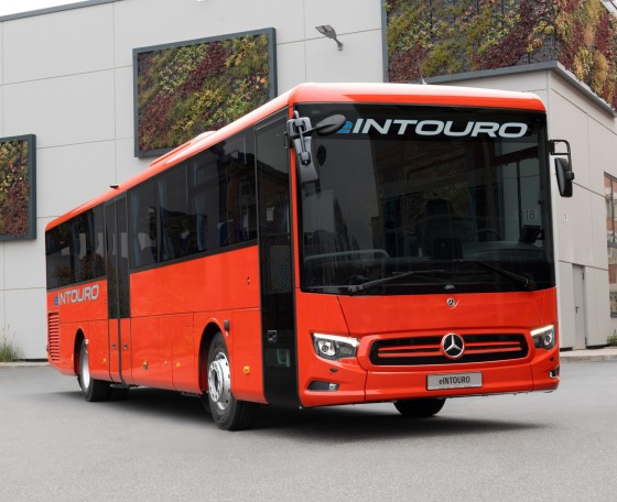 Bemutatkozott a Daimler Buses első városközi villanybusza, a Mercedes-Benz eIntouro