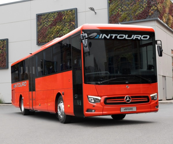 Bemutatkozott a Daimler Buses első városközi villanybusza, a Mercedes-Benz eIntouro