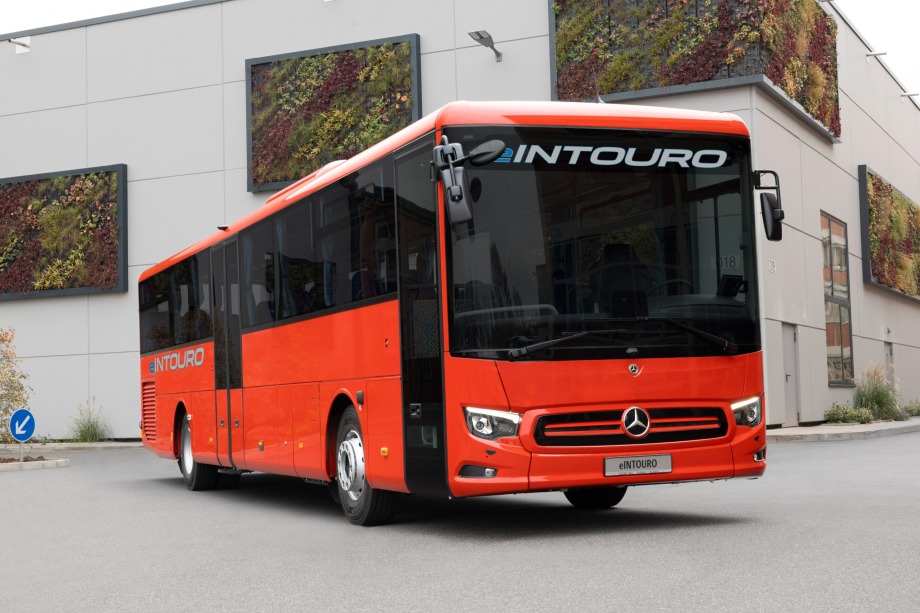 Bemutatkozott a Daimler Buses első városközi villanybusza, a Mercedes-Benz eIntouro