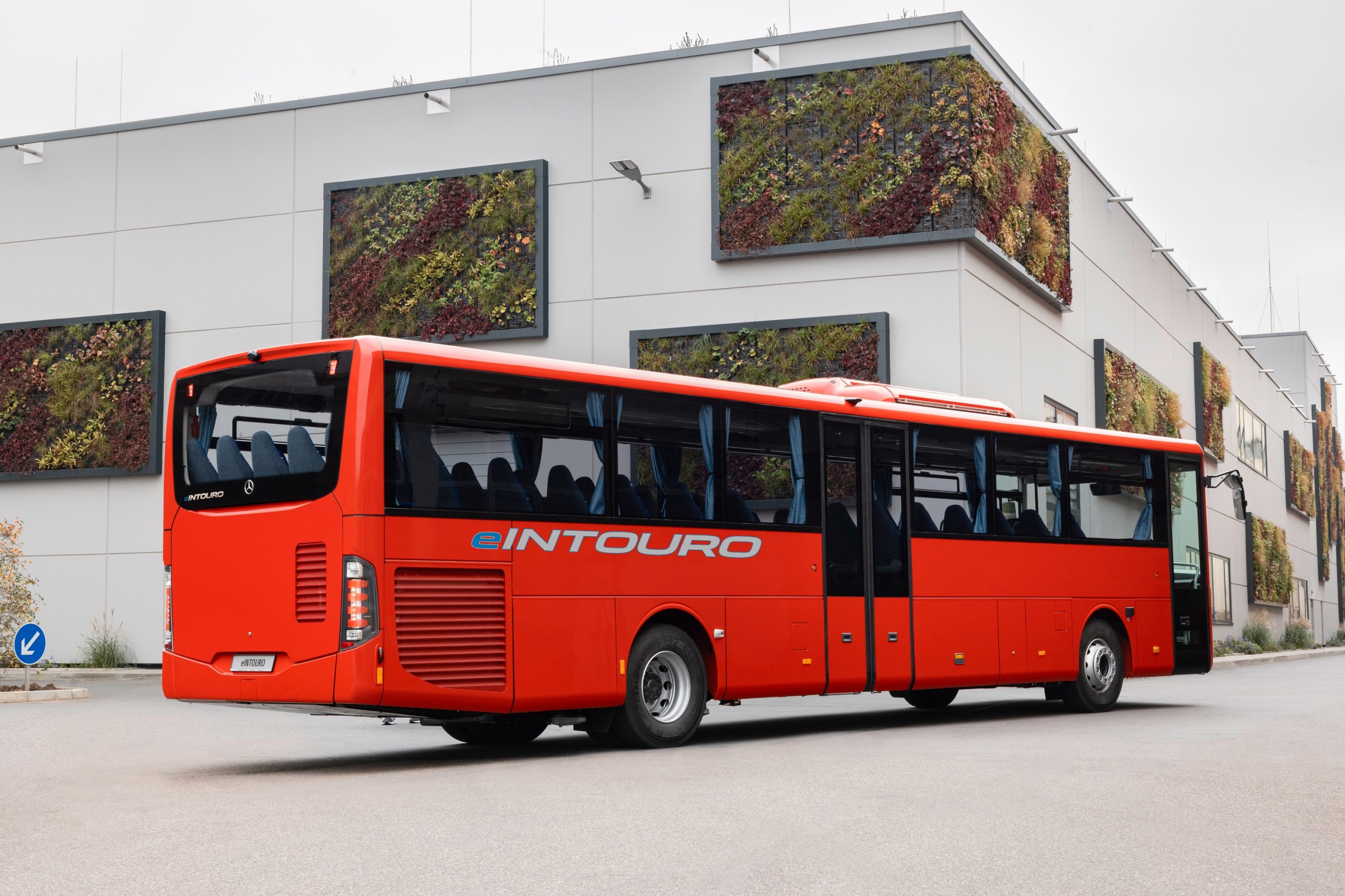 Bemutatkozott a Daimler Buses első városközi villanybusza, a Mercedes-Benz eIntouro 4 24DT230 004
