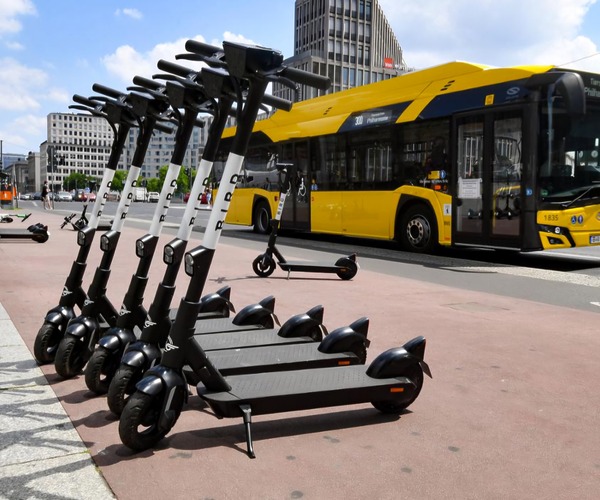 Egyre több európai város tiltja be az e-rollerek tömegközlekedési járműveken történő szállítását