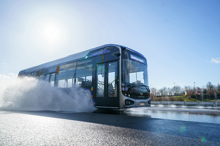 Bus in motion cimlapkep