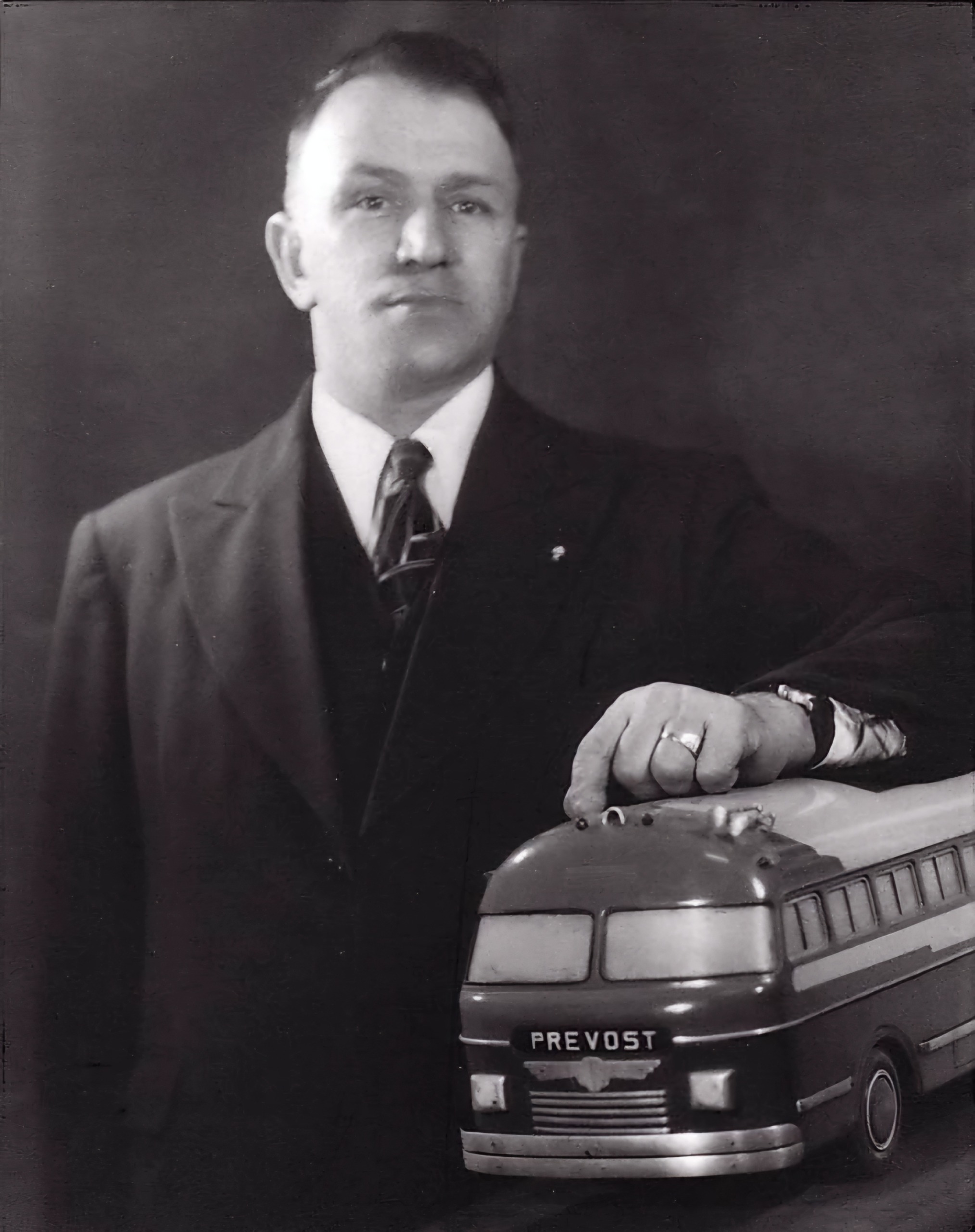 100 éves a Prevost, amelyet még a General Motors sem tudott két vállra fektetni 3 Eugene Prevost with Bus Model 1 scaled