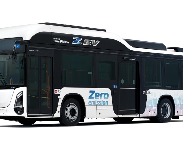 Elektromos busztípussal bővült a Hino kínálata Japánban