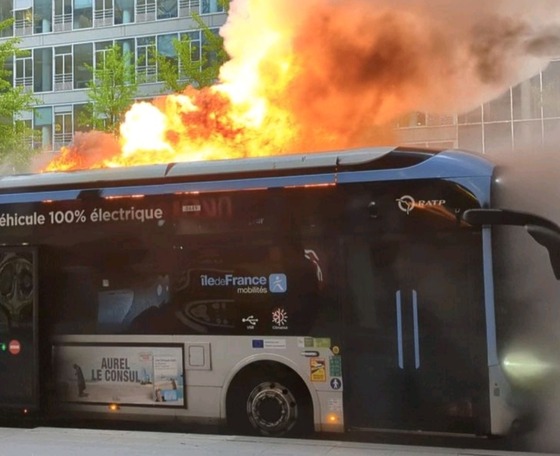 Cellazárlat okozta a párizsi villanybusz tüzeket