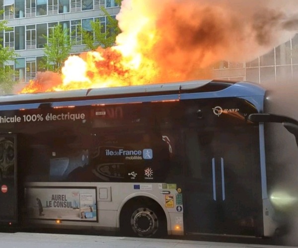 Cellazárlat okozta a párizsi villanybusz tüzeket