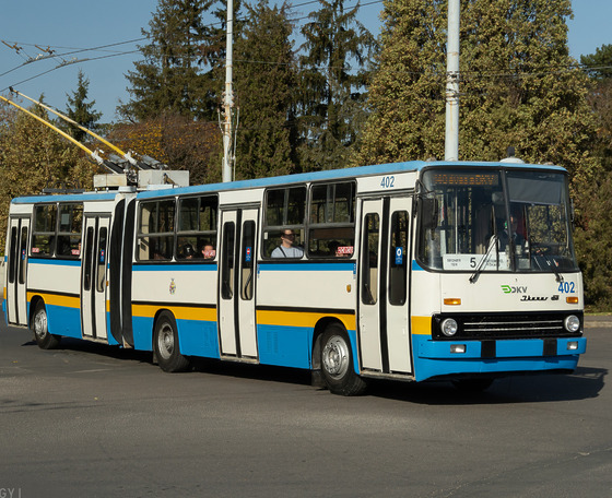 Ismét Debrecen útjain a DKV felújított Ikarus 280T trolibusza