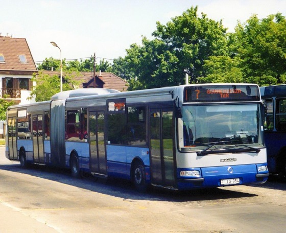 Végleg búcsút intett Budapest első akadálymentesített csuklós busza
