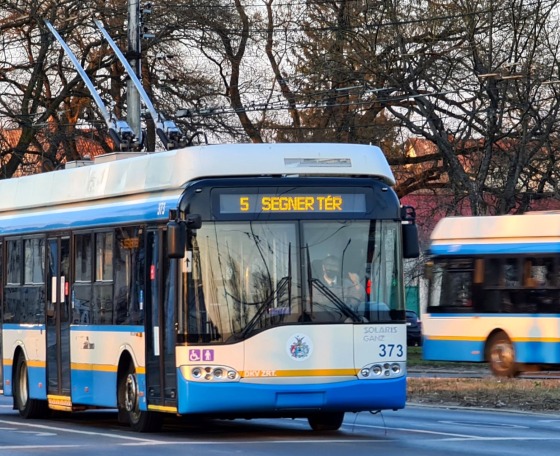 Akkumulátoros önjáró trolibuszok beszerzését tervezi a DKV