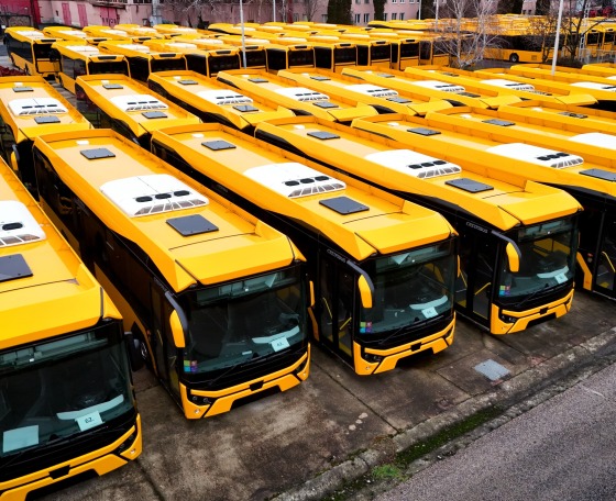 Tenderre várva: sorban állnak már a Credobusok a gyártó udvarán