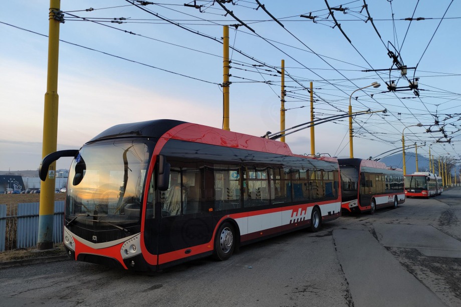 Megkezdte szolgálatát Eperjes mind a négy új SOR TNS 12 trolibusza 2 803 garazs