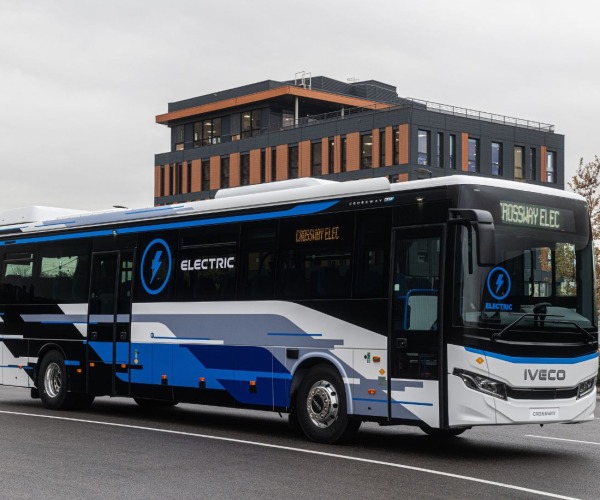 Normálpadlós helyközi villanybusszal erősít az Iveco Bus: íme a Crossway ELEC