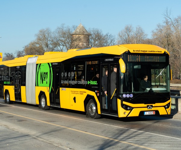 Bemutatkozott az első magyar gyártású csuklós villanybusz, a Credobus Electronell 18