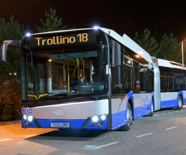 Huszonnégy csuklós BOB Solaris Trollinót vásárol Solingen