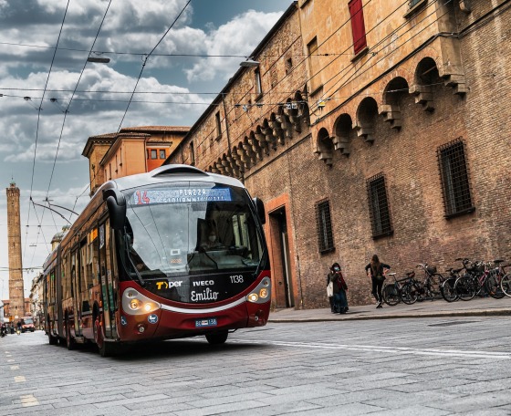 Önjáró csuklós trolikat, valamint elektromos buszokat vásárol Bologna