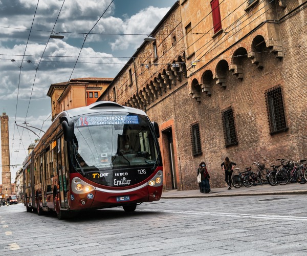 Önjáró csuklós trolikat, valamint elektromos buszokat vásárol Bologna