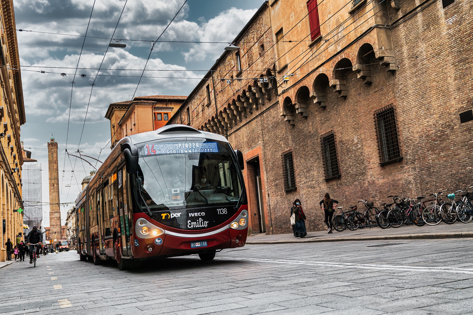 Önjáró csuklós trolikat, valamint elektromos buszokat vásárol Bologna