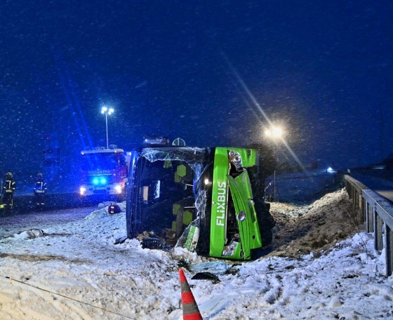 Súlyos buszbaleset Brandenburgban: két halálos áldozat az A11-es autópályán