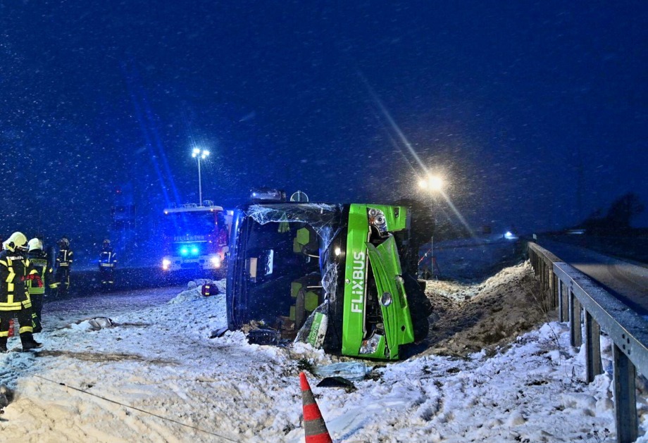 Súlyos buszbaleset Brandenburgban: két halálos áldozat az A11-es autópályán