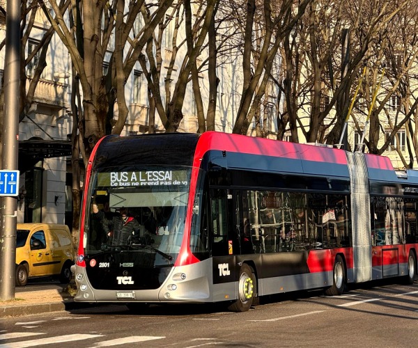 Bevásárolt a Hess trolibuszaiból Lyon, idén 58 érkezik meg a megrendelt 141-ből