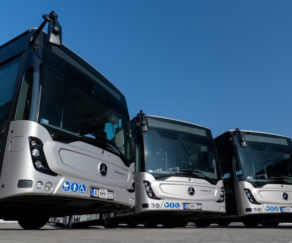 Átadták Kecskemét első vadonatúj Mercedes-Benz Conecto G csuklósait