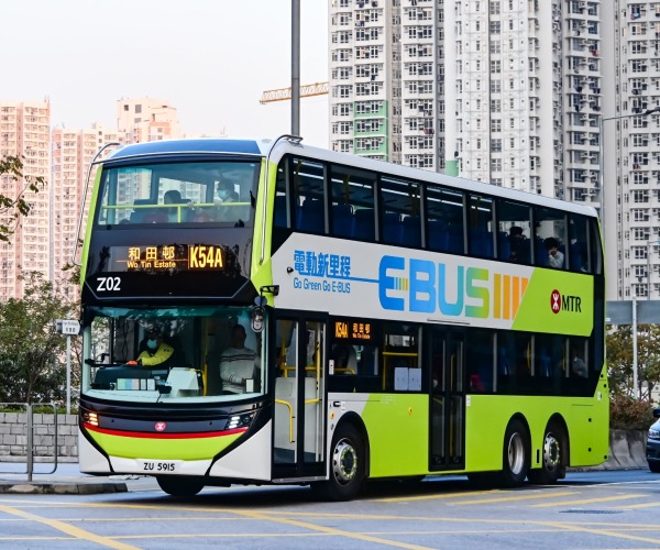 Folyamatosan szállítja Hongkongba az új Enviro500EV emeletes villanybuszokat az Alexander Dennis