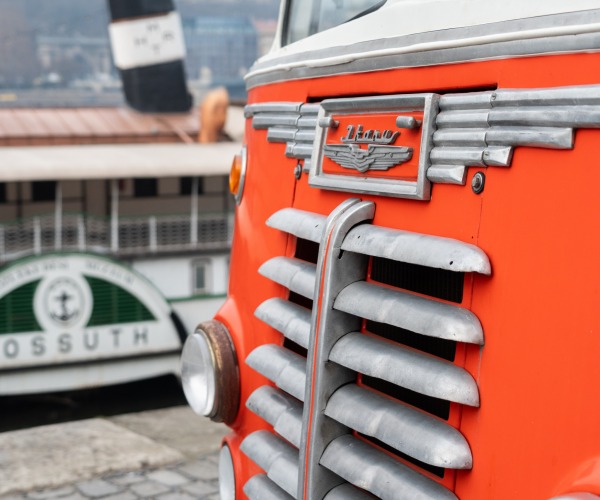 Bemutatta gyűjteménye legújabb Ikarus autóbuszát a Közlekedési Múzeum