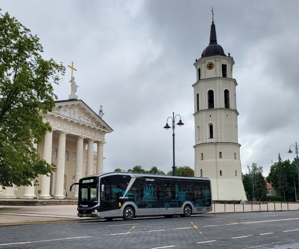 Száznegyvenöt villanybusz beszerzését indította el a litván főváros