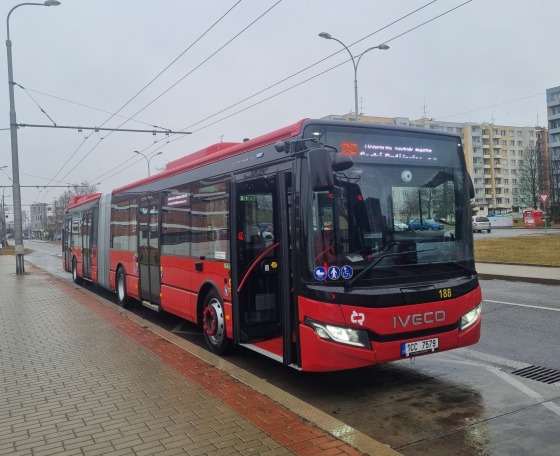 Hat új lágyhibrid hajtású Iveco Urbanway csuklós autóbuszt állít forgalomba České Budějovice