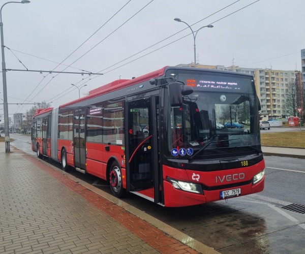 Hat új lágyhibrid hajtású Iveco Urbanway csuklós autóbuszt állít forgalomba České Budějovice
