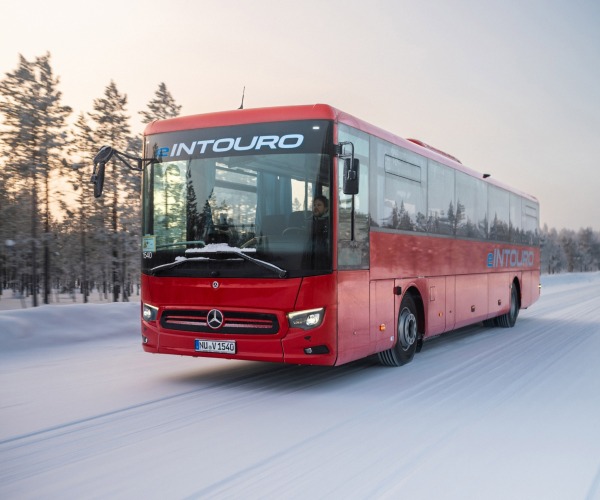 Az északi sarkkörön tesztelték az elektromos Mercedes-Benz eIntourót