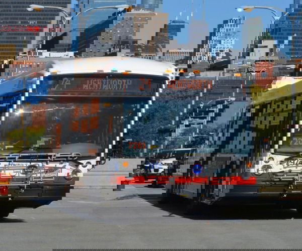 Mesterséges intelligencia segítségével szűrnék ki a buszsávokat blokkoló autósokat Chicagóban