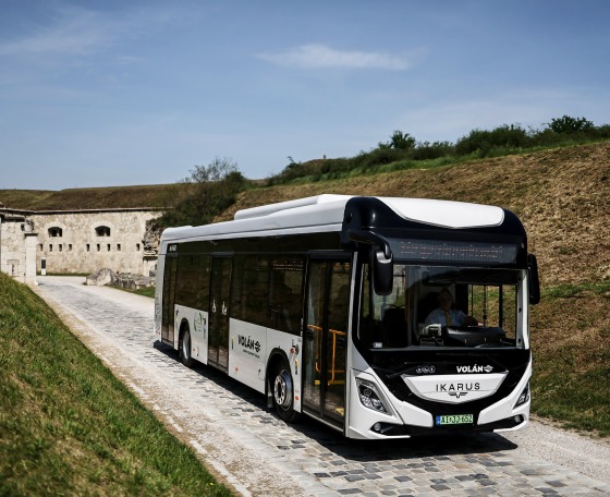 Átadták a Volán legújabb Ikarus 120e villanybuszainak következő két példányát