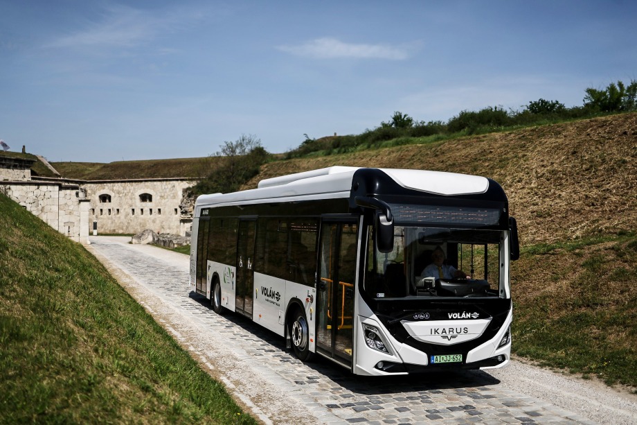 Átadták a Volán legújabb Ikarus 120e villanybuszainak következő két példányát
