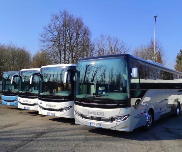 Az Iveco Bus járművei szállítják a 2025-ös női jégkorong-világbajnokság résztvevőit